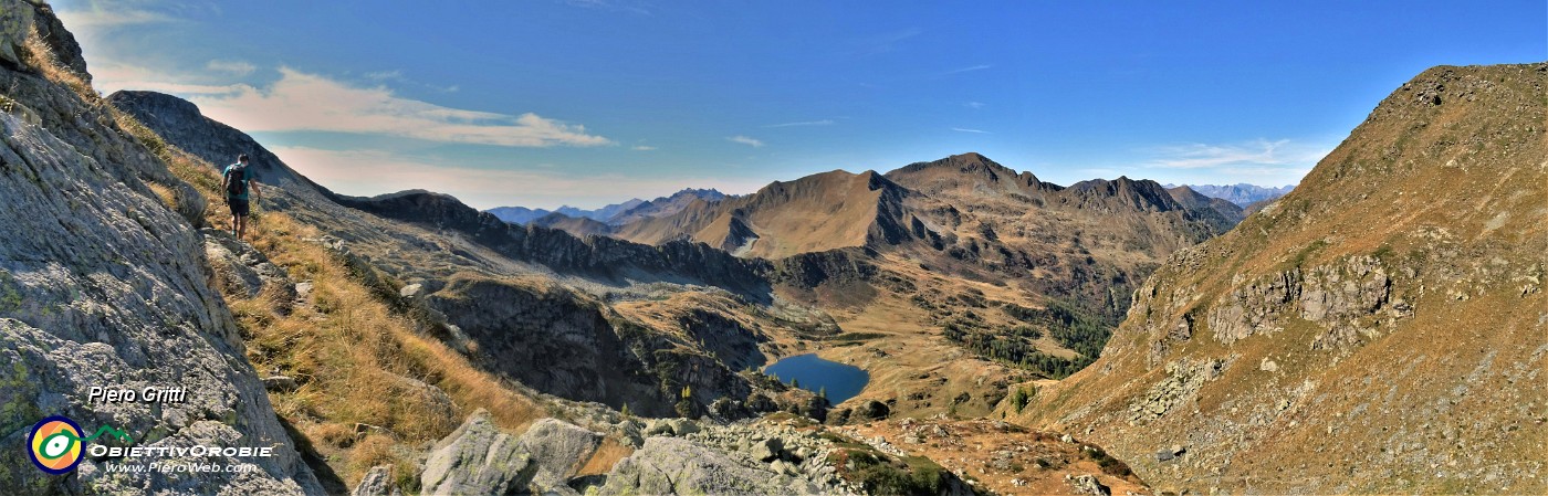 44 e poi in decisa salita a sx con vista sui Laghi di Porcile.JPG